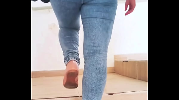 A moça sem aguentar o calor, tirou a roupa para fazer a montagem dos móveis. Foi filmada enquanto montava, que bunda linda, grande e gostosa. Peguei o whatsapp da Asiática da buceta inchada, a branquinha é casada, mas se precis