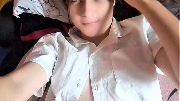 Mujer asiática es tímida antes de tener sexo después de la universidad