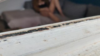 Le jardinier m ‘observe et m’arrose avec sa bite