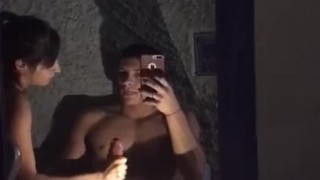 morena chupa mi gran polla frente al espejo!